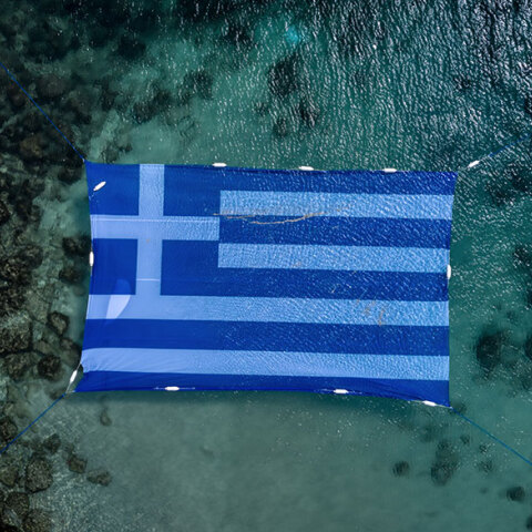 Πειραιάς - 200 χρόνια από την Ελληνική Επανάσταση: Τεράστια ελληνική σημαία στη θάλασσα