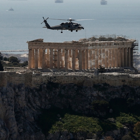 Ελικόπτερο της πολεμικής αεροπορίας πάνω από το λόφο της Ακρόπολης κατά τη διάρκεια δοκιμαστικών πτήσεων πριν τον εορτασμό της 25ης Μαρτίου