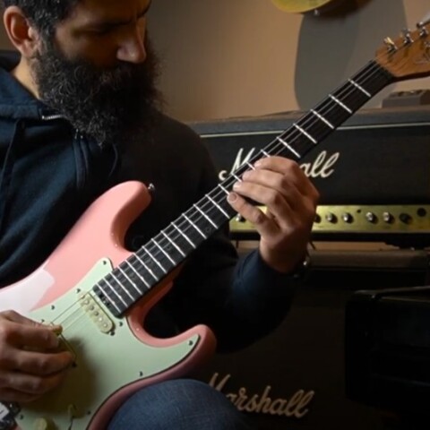 O καλλιτέχνης Νικόλαος Ζήσιμος παίζει ηλεκτρική κιθάρα