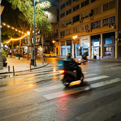 Διανομέας στο κέντρο της Αθήνας - Παραμένει κλειστό το λιανεμπόριο