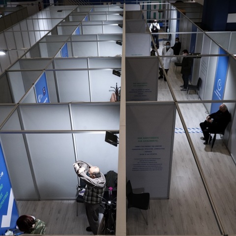 Εμβολιασμός κατά του κορωνοϊού στο κέντρο «Προμηθέας» στο Μαρούσι