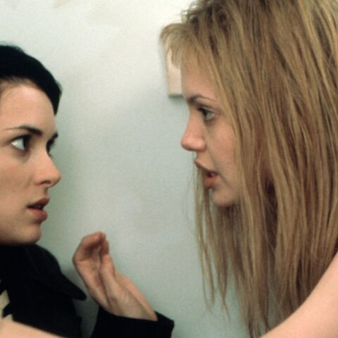 Σκηνή από την ταινία «Το Κορίτσι που Άφησα Πίσω» με τη Γουινόνα Ράιντερ και την Αντζελίνα Τζολί