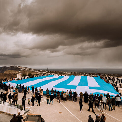 Στη Σαντορίνη άπλωσαν μια τεράστια ελληνική σημαία για την 25η Μαρτίου και τα 200 χρόνια από την Ελληνική Επανάσταση