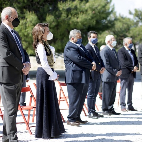 Στιγμιότυπο από το ετήσιο πολιτικό μνημόσυνο στους Τάφους των Βενιζέλων στα Χανιά