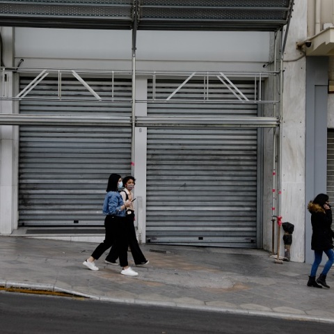 Κορωνοϊός: Πολίτες με μάσκα στο κέντρο της Αθήνας 