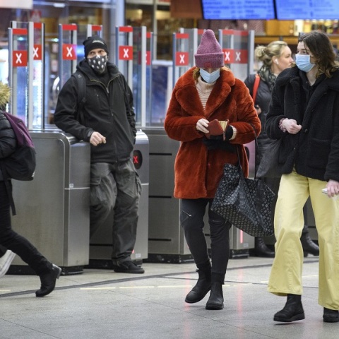 Πολίτες με μάσκες στη Σουηδία