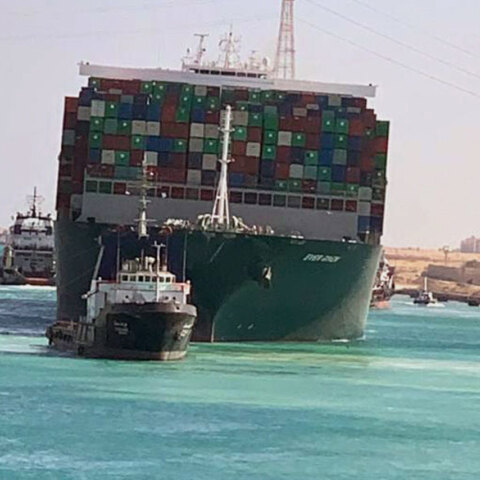 Το πλοίο «Ever Given» μετά την αποκόλλησή του πλέει ξανά, με τη Διώρυγα του Σουέζ να ανοίγει