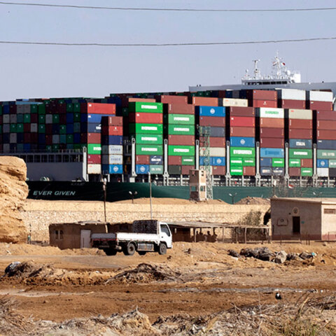 Το πλοίο «Ever Given», φορτωμένο κοντέινερ, στη Διώρυγα του Σουέζ μετά την αποκόλλησή του