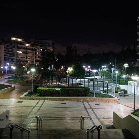 Νέα Σμύρνη - Κορωνοϊός: Έρημη η κεντρική πλατεία καθώς παραμένει σε ισχύ η νυχτερινή απαγόρευση κυκλοφορίας