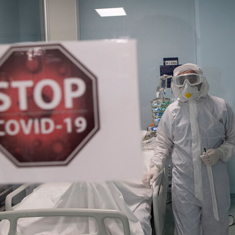 Κορωνοϊός στην Τουρκία - Υγειονομικός με προστατευτική στολή και γυαλιά σε νοσοκομείο στην Κωνσταντινούπολη