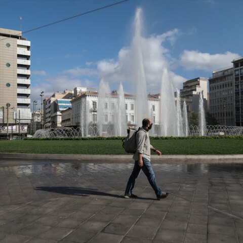 Κορωνοϊός στην Αθήνα: Εικόνα από την πλατεία Ομονοίας (ΦΩΤΟ ΑΡΧΕΙΟΥ)