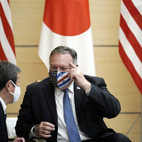 Ο Μάικ Πομπέο, πρώην υπουργός Εξωτερικών των ΗΠΑ, με μάσκα για τον κορωνοϊό