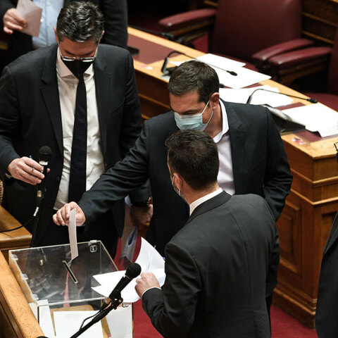 Προανακριτική Παππά - Ο Αλέξης Τσίπρας ψηφίζει στη μυστική ψηφοφορία στη Βουλή