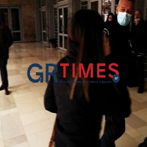 Η 21χρονη Ισπανίδα στο αυτόφωρο τριμελές πλημμελειοδικείο Θεσσαλονίκης