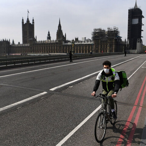 Κορωνοϊός στη Μεγάλη Βρετανία: Ποδηλάτης με μάσκα με φόντο το Μπιγκ Μπέν