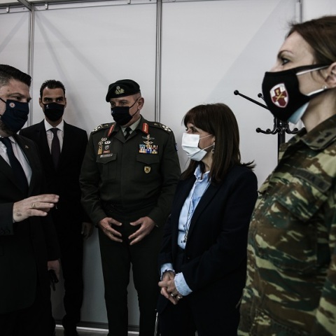 Η ΠτΔ, Κατερίνα Σακελλαροπούλου σε εμβολιαστικό κέντρο