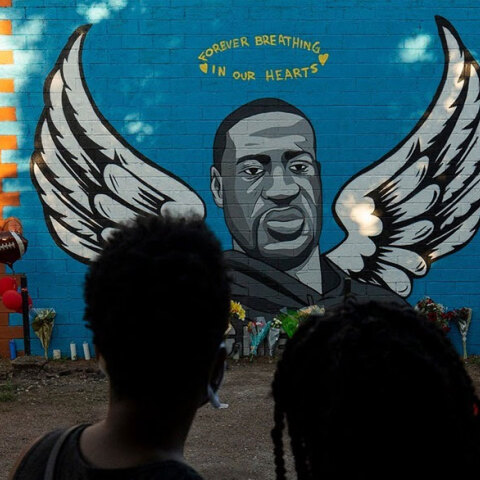 Γκράφιτι αφιερωμένο στον Τζορτζ Φλόιντ, τον μαύρο Αμερικανό που δολοφονήθηκε στις ΗΠΑ
