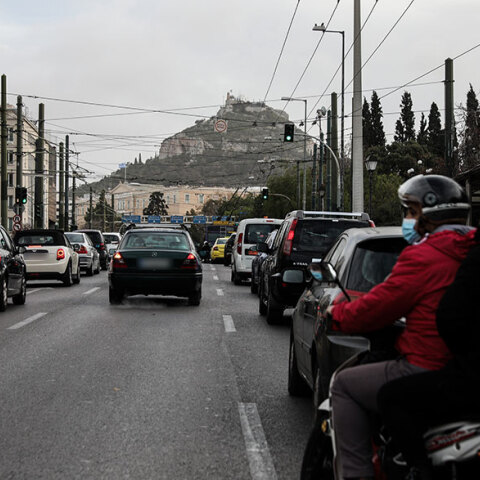 Αυτοκίνητα στο κέντρο της Αθήνας εν μέσω lockdown - Ανοίγουν τα Σαββατοκύριακα οι μετακινήσεις με ΙΧ και ταξί από δήμο σε δήμο
