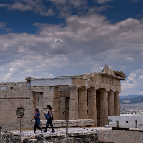 Επισκέπτες σε αρχαιολογικό χώρο της Αθήνας