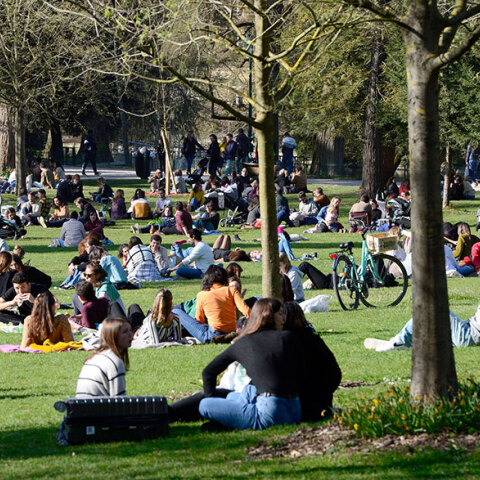 Κορωνοϊός στη Γαλλία: Φοιτητές στην πόλη Μπορντό κάνουν πικ νικ