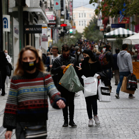 Κόσμος στην Ερμού: Ανοίγει το λιανεμπόριο τη Δευτέρα 5 Απριλίου 2021 και οι καταναλωτές ετοιμάζονται για τα ψώνια τους, στέλνοντας SMS στο 13032