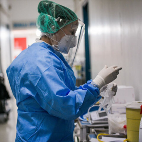 Υγειονομικός σε ΜΕΘ νοσοκομείου με προστατευτική στολή για τον κορωνοϊό
