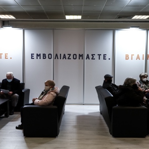 Στιγμιότυπο από την αναμονή για τον εμβολιασμό στο κέντρο «Προμηθέας»