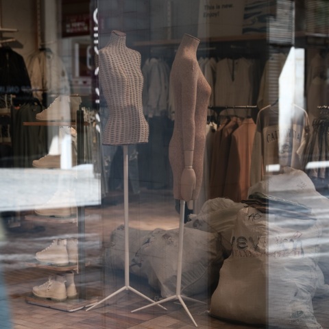 Βιτρίνα καταστήματος στην οδό Ερμού στην Αθήνα