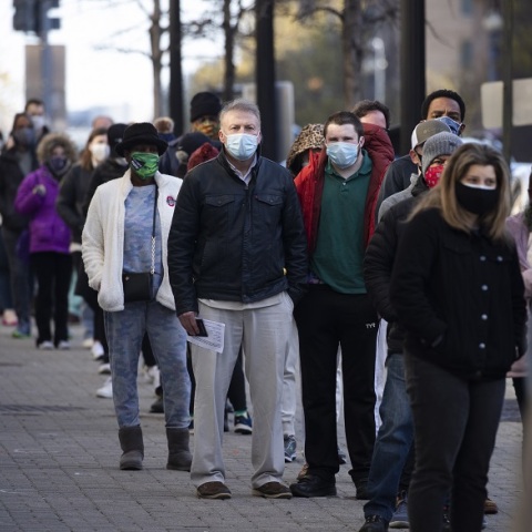 Πολίτες με μάσκα