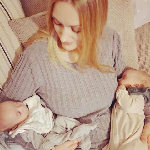 Η 39χρονη Ρεμπέκα Ρόμπερτς κρατά στην αγκαλιά της τα παιδιά της