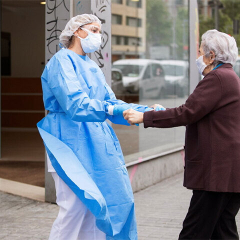 Ισπανία: Ηλικιωμένη με μάσκα για τον κορωνοϊό ευχαριστεί υγειονομικό