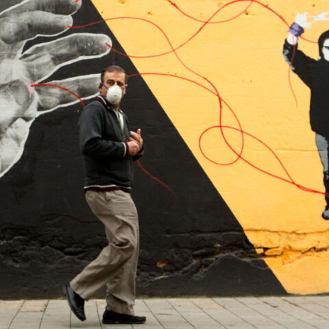 Γκράφιτι για τον κορωνοϊό στην Ισπανία - Η ευρωπαϊκή χώρα συμπληρώνει την πρώτη 10άδα των κρατών με τους περισσότερους νεκρούς από Covid-19