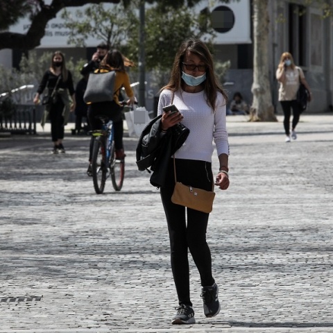 Πολίτες με μάσκα στο κέντρο της Αθήνας 