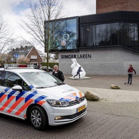 Όχημα της αστυνομίας έξω από το μουσείο από όπου έγινε η κλοπή πίνακα