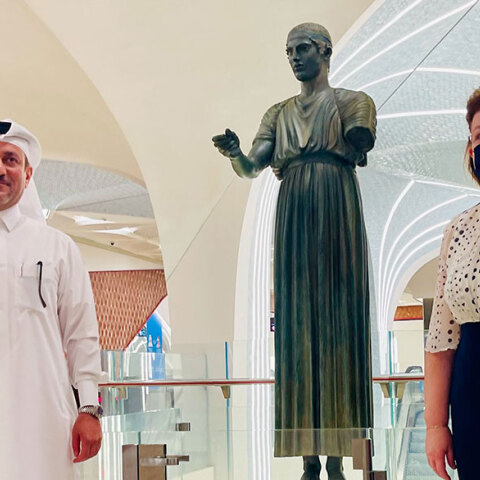 Η Λίνα Μενδώνη δίπλα στο ακριβές αντίγραφο από το άγαλμα Ηνίοχος των Δελφών, που δώρισε η ελληνική κυβέρνηση στο Κατάρ