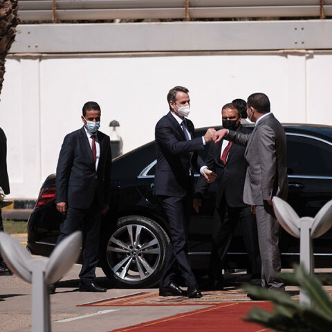 Ο πρωθυπουργός Κυριάκος Μητσοτάκης με τον Λίβυο ομόλογό του, Αμπντούλ Χαμίντ Ντμπεϊμπά, στην Τρίπολη