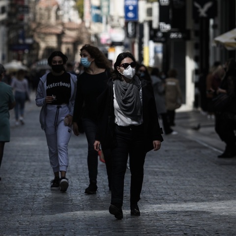 Στιγμιότυπο από την οδό Ερμού την Τρίτη 6 Απριλίου 2021, δεύτερη ημέρα επαναλειτουργίας των καταστημάτων του λιανεμπορίου