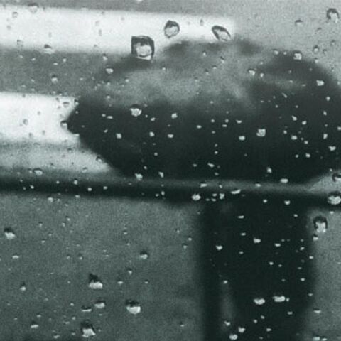 Άνθρωπος στη βροχή