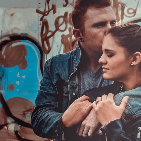 Άντρας αγκαλιάζει τη γυναίκα και τη φιλάει στο κεφάλι