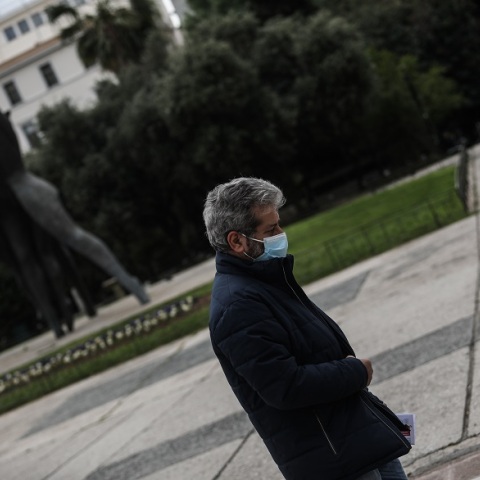 Πολίτης με μάσκα στο κέντρο της Αθήνας