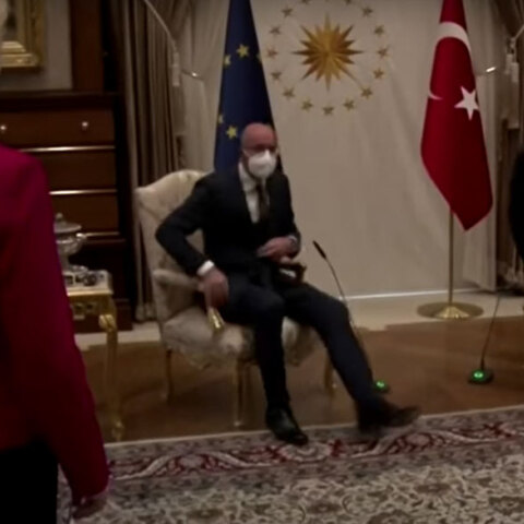 #SofaGate: Δεν υπήρχε διαθέσιμη καρέκλα για την Ούρσουλα Φον ντερ Λάιεν στη συνάντηση με τον Ερντογάν στο Προεδρικό Μέγαρο, με αποτέλεσμα η πρόεδρος της Κομισιόν να μείνει όρθια