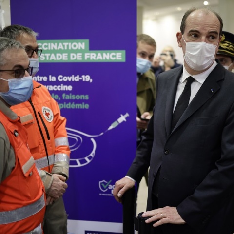 Στιγμιότυπο από την επίσκεψη του Γάλλου πρωθυπουργού, Ζαν Καστέξ, σε εμβολιαστικό κέντρο 