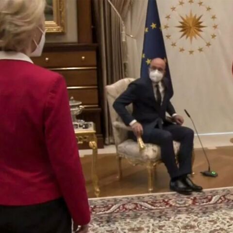 Η Ούρσουλα Φον ντερ Λάιεν έμεινε χωρίς καρέκλα στο Προεδρικό Μέγαρο στην Άγκυρα © YouTube  