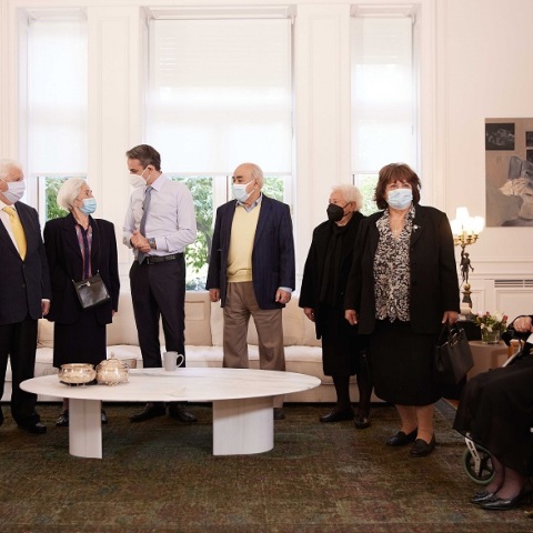 Συνάντηση Μητσοτάκη με εμβολιασμένος στο Μέγαρο Μαξίμου 