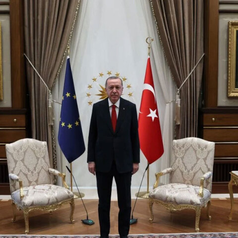 Σαρλ Μισέλ, Ρετζέπ Ταγίπ Ερντογάν και Ούρσουλα Φον ντερ Λάιεν στο Προεδρικό Μέγαρο στην Άγκυρα - Καταπέλτης η «Figaro» για την αδυναμία της ΕΕ να βάλει στη θέση του τον Τούρκο σουλτάνο
