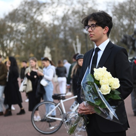 Πολίτες αφήνουν λουλούδια έξω από το παλάτι του Μπάκιγχαμ 