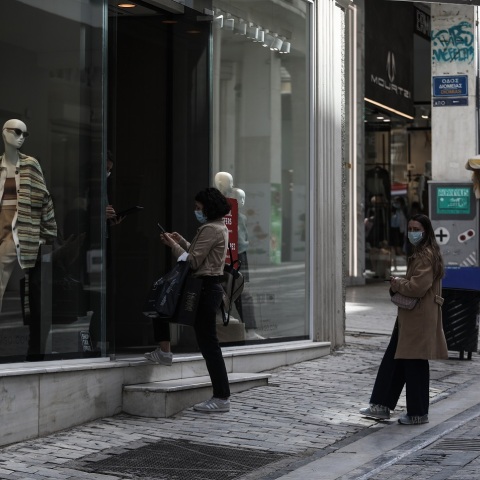Στιγμιότυπο από την οδό Ερμού την Τρίτη 6 Απριλίου 2021, δεύτερη ημέρα επαναλειτουργίας των καταστημάτων του λιανεμπορίου