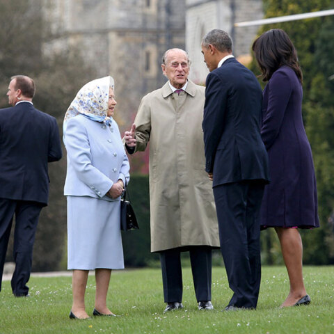 Ο πρίγκιπας Φίλιππος, με τη βασίλισσα Ελισάβετ, στο Κάστρο του Ουίντσορ, συνομιλούν με τον Μπαράκ και τη Μισέλ Ομπάμα
