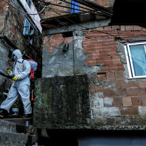 Βραζιλία - Κορωνοϊός: Απολύμανση για Covid-19 σε φαβέλα στο Ρίο ντε Τζανέιρο