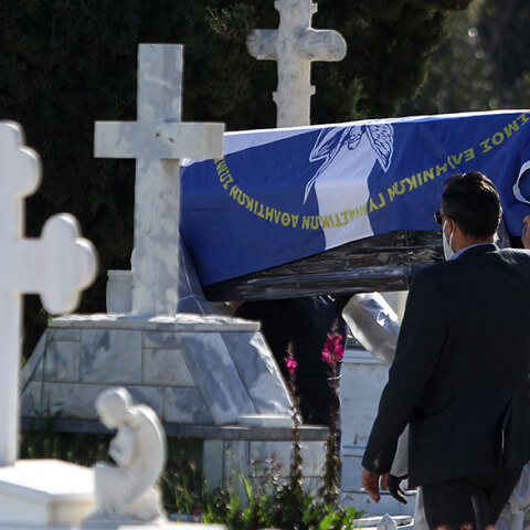 Βασίλης Σεβαστής - Κηδεία: Με σημαία του ΣΕΓΑΣ σκεπάστηκε το φέρετρο